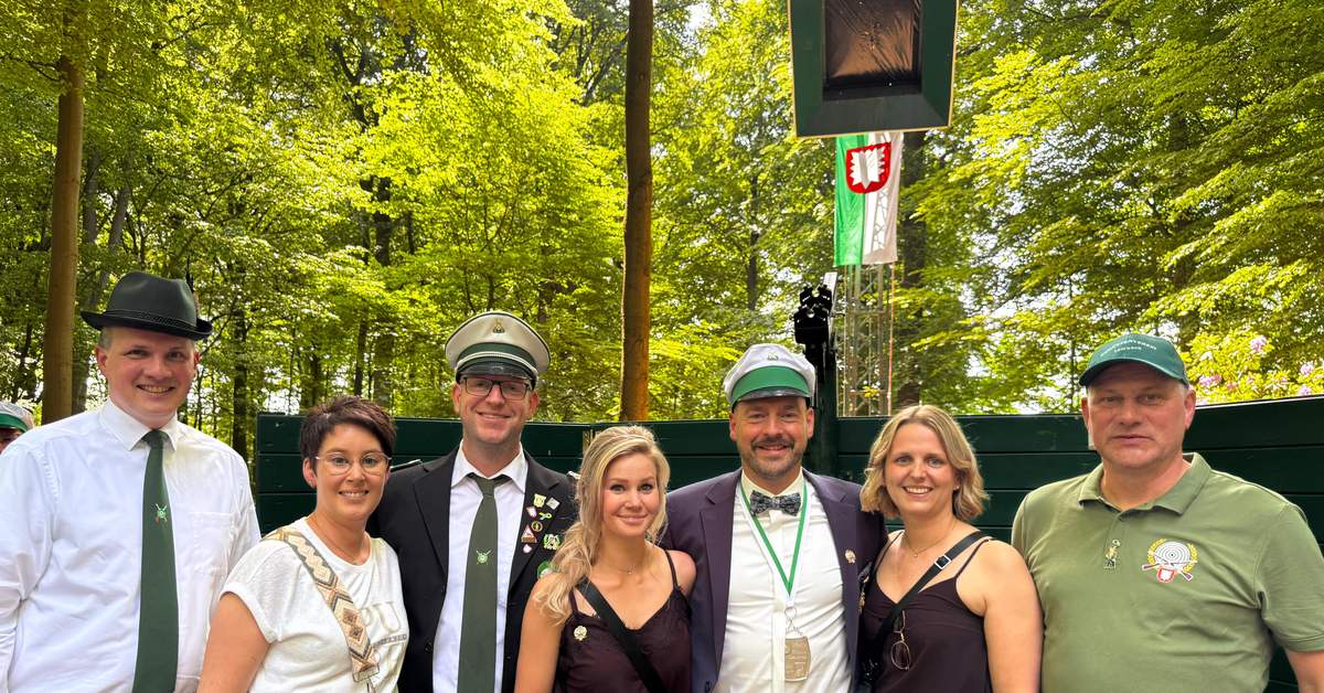 Christian und Anke Hellenkamp mit Begleitern beim Kaiserschießen in Lembeck