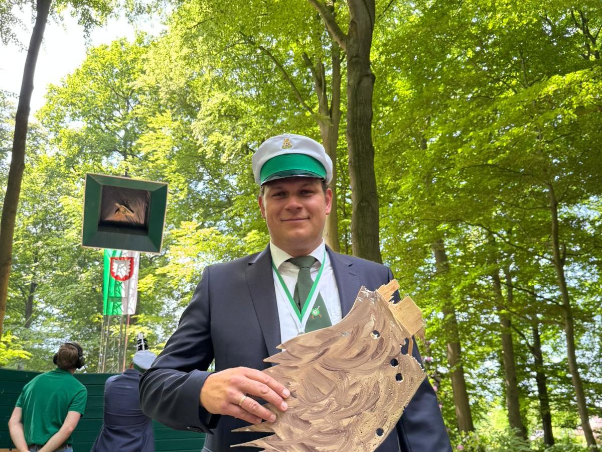 Kaiserschießen Lembeck 2026: Schütze mit Vogelteil im Pastors Busch