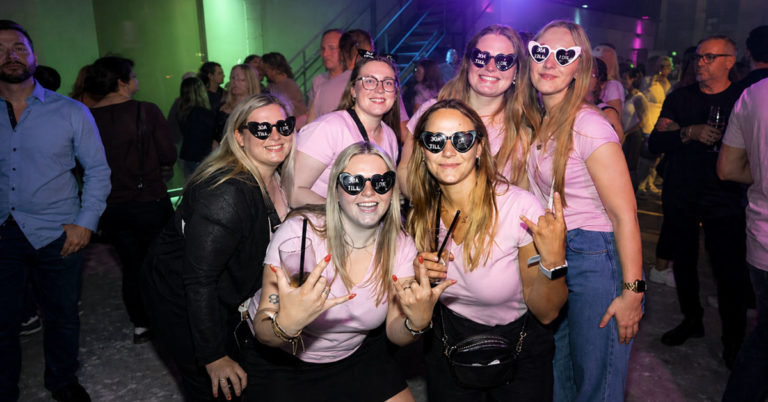 Partystimmung bei Tanz in den Mai im Traumfänger