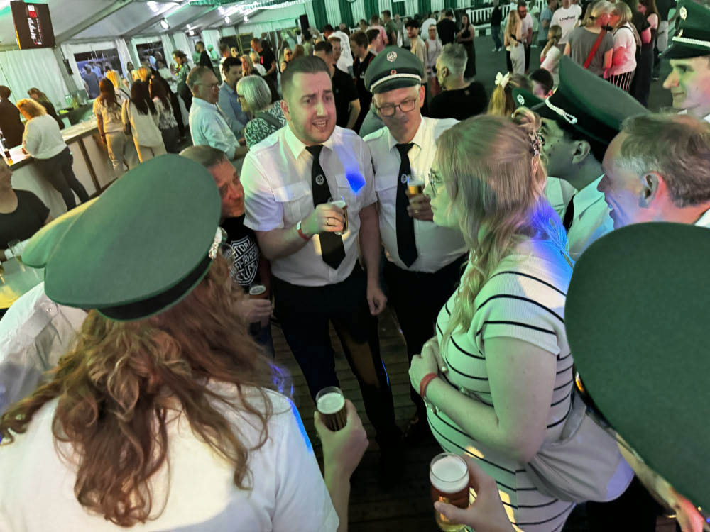 Fotostrecke vom Auftakt des Schützenfestes Holsterhausen-Dorf 2026 am Samstagabend.