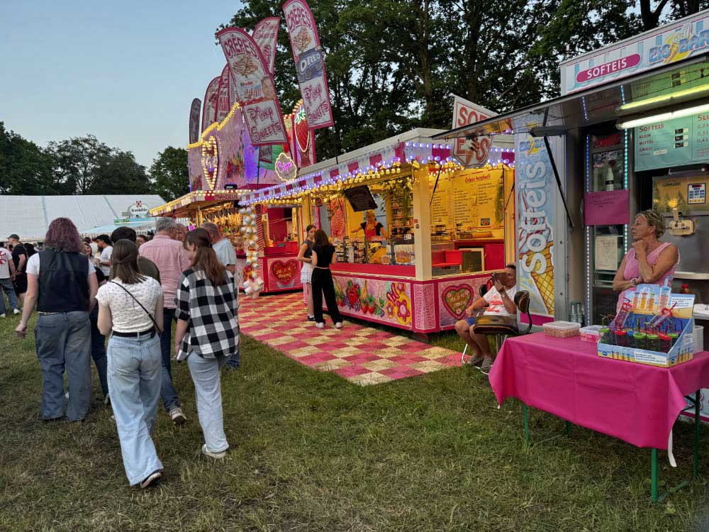 Fotostrecke vom Auftakt des Schützenfestes Holsterhausen-Dorf 2026 am Samstagabend.