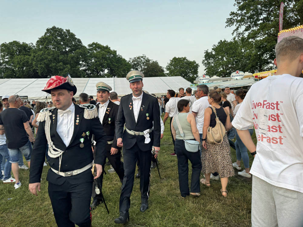 Fotostrecke vom Auftakt des Schützenfestes Holsterhausen-Dorf 2026 am Samstagabend.