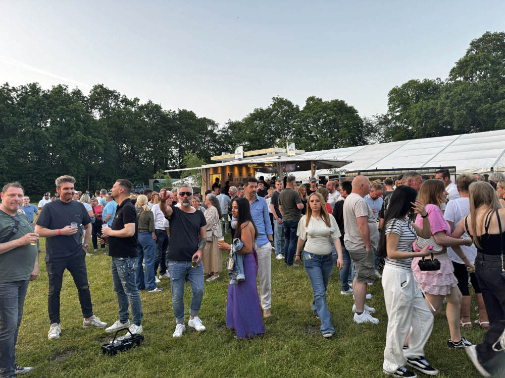 Fotostrecke vom Auftakt des Schützenfestes Holsterhausen-Dorf 2026 am Samstagabend.