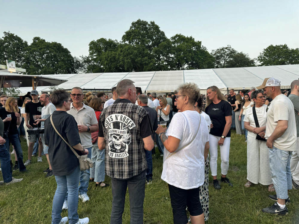 Fotostrecke vom Auftakt des Schützenfestes Holsterhausen-Dorf 2026 am Samstagabend.