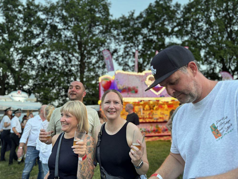 Fotostrecke vom Auftakt des Schützenfestes Holsterhausen-Dorf 2026 am Samstagabend.