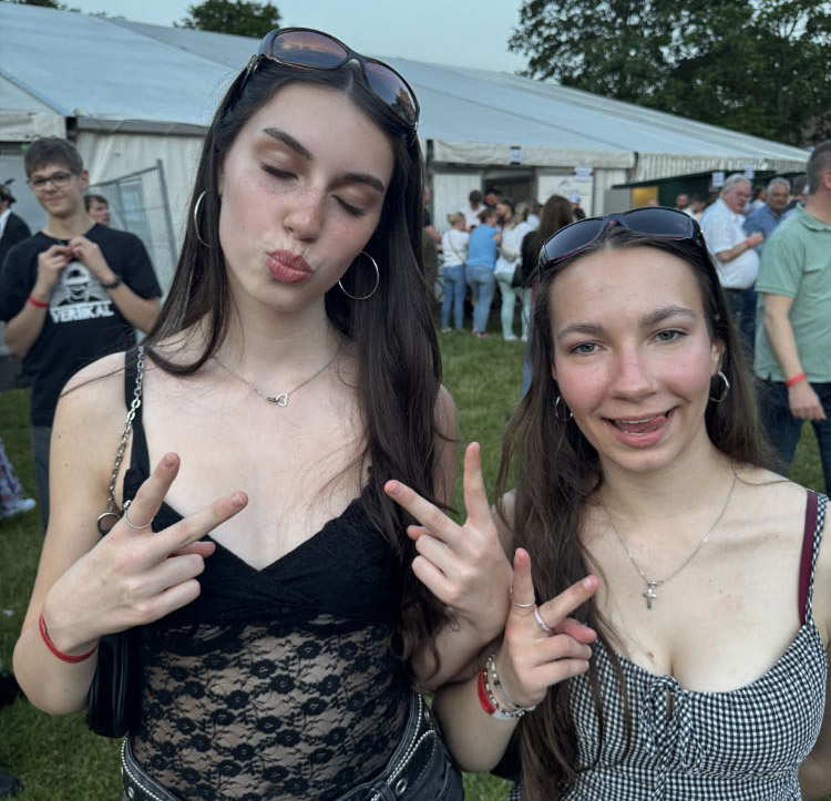 Fotostrecke vom Auftakt des Schützenfestes Holsterhausen-Dorf 2026 am Samstagabend.