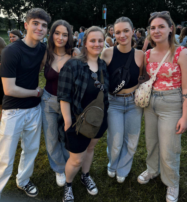 Fotostrecke vom Auftakt des Schützenfestes Holsterhausen-Dorf 2026 am Samstagabend.
