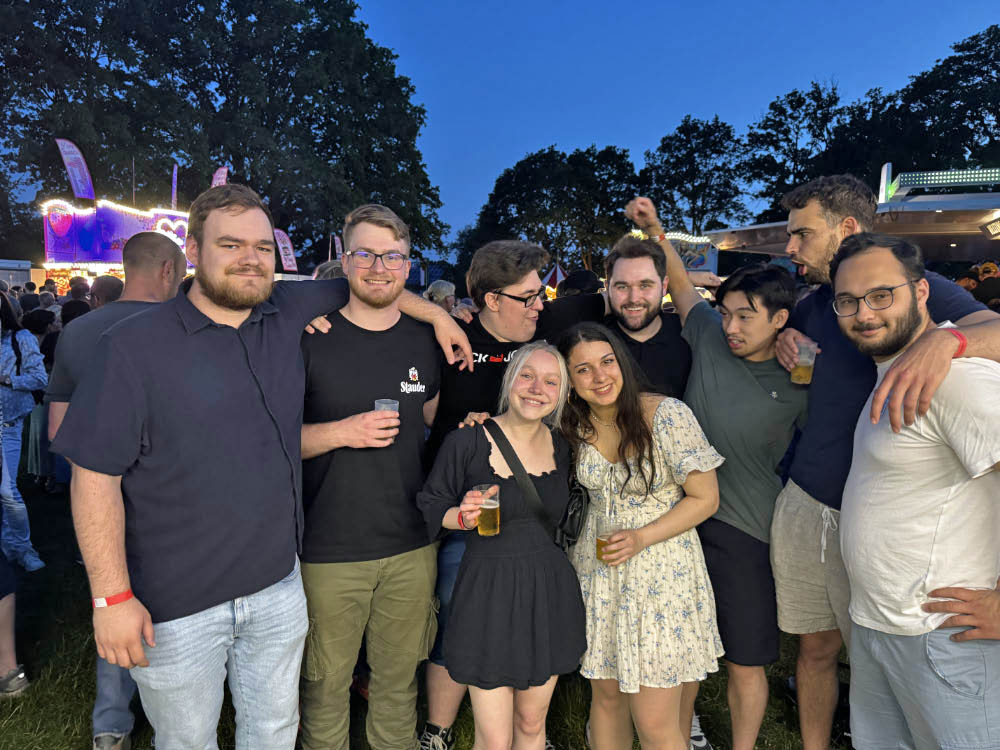 Fotostrecke vom Auftakt des Schützenfestes Holsterhausen-Dorf 2026 am Samstagabend.