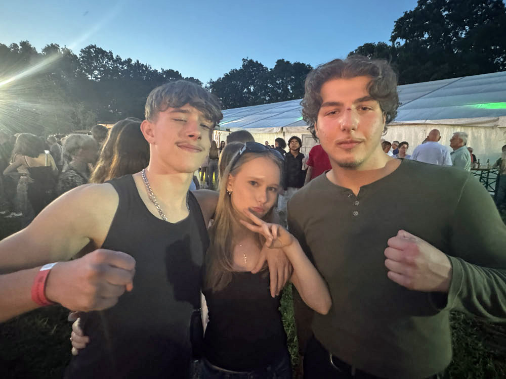 Fotostrecke vom Auftakt des Schützenfestes Holsterhausen-Dorf 2026 am Samstagabend.
