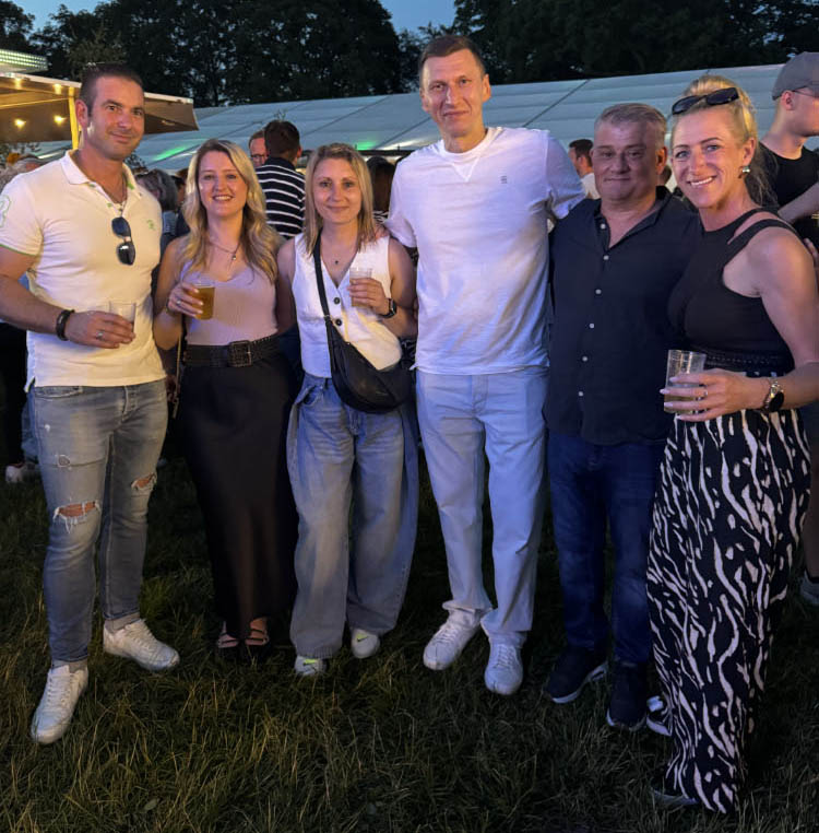 Fotostrecke vom Auftakt des Schützenfestes Holsterhausen-Dorf 2026 am Samstagabend.