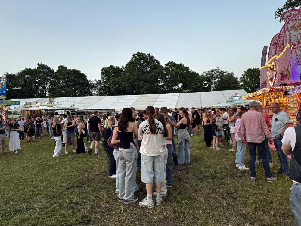 Fotostrecke vom Auftakt des Schützenfestes Holsterhausen-Dorf 2026 am Samstagabend.