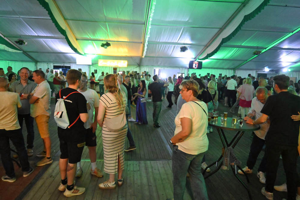 Fotostrecke vom Auftakt des Schützenfestes Holsterhausen-Dorf 2026 am Samstagabend.