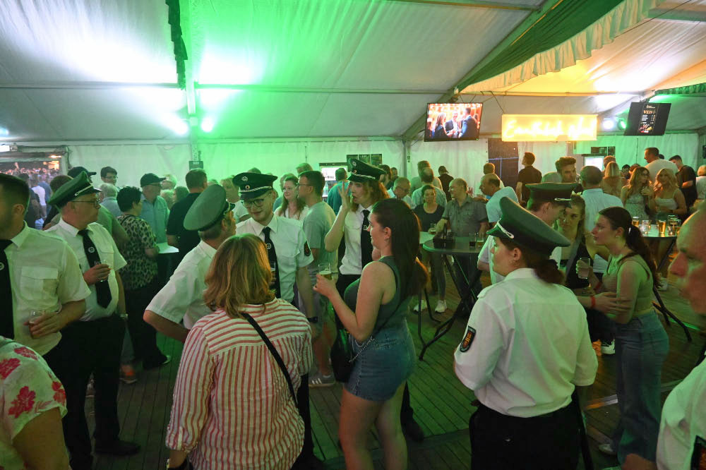 Fotostrecke vom Auftakt des Schützenfestes Holsterhausen-Dorf 2026 am Samstagabend.