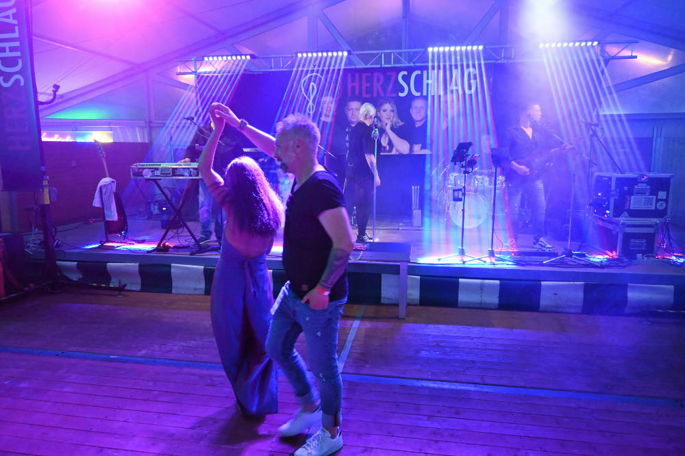 Fotostrecke vom Auftakt des Schützenfestes Holsterhausen-Dorf 2026 am Samstagabend.