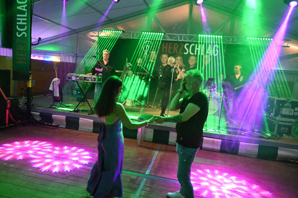 Fotostrecke vom Auftakt des Schützenfestes Holsterhausen-Dorf 2026 am Samstagabend.