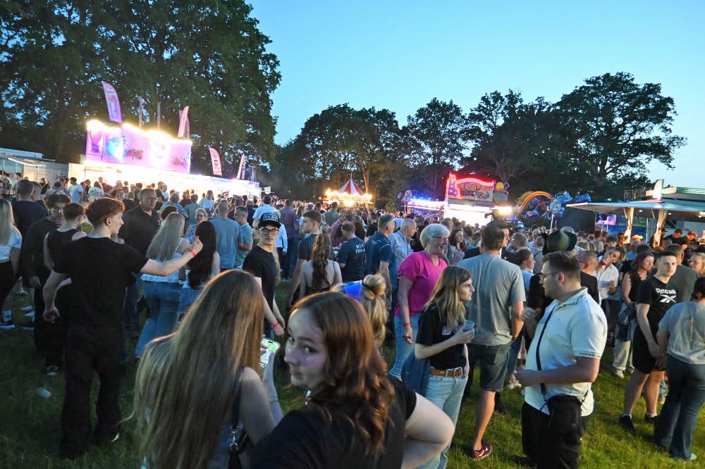Fotostrecke vom Auftakt des Schützenfestes Holsterhausen-Dorf 2026 am Samstagabend.