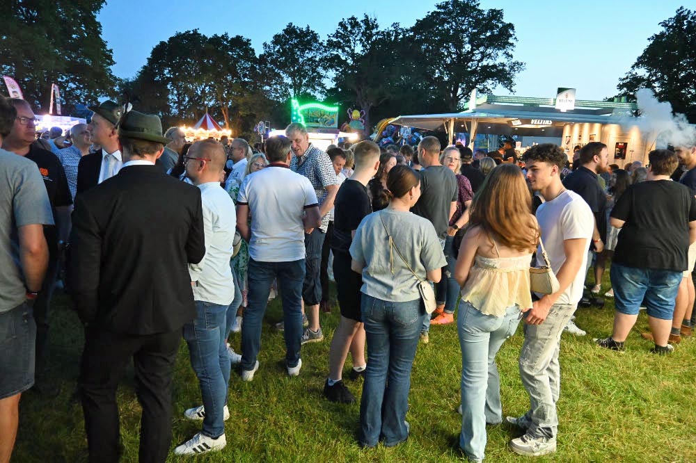 Fotostrecke vom Auftakt des Schützenfestes Holsterhausen-Dorf 2026 am Samstagabend.