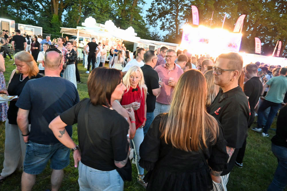 Fotostrecke vom Auftakt des Schützenfestes Holsterhausen-Dorf 2026 am Samstagabend.