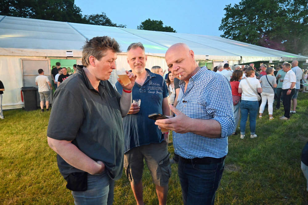 Fotostrecke vom Auftakt des Schützenfestes Holsterhausen-Dorf 2026 am Samstagabend.