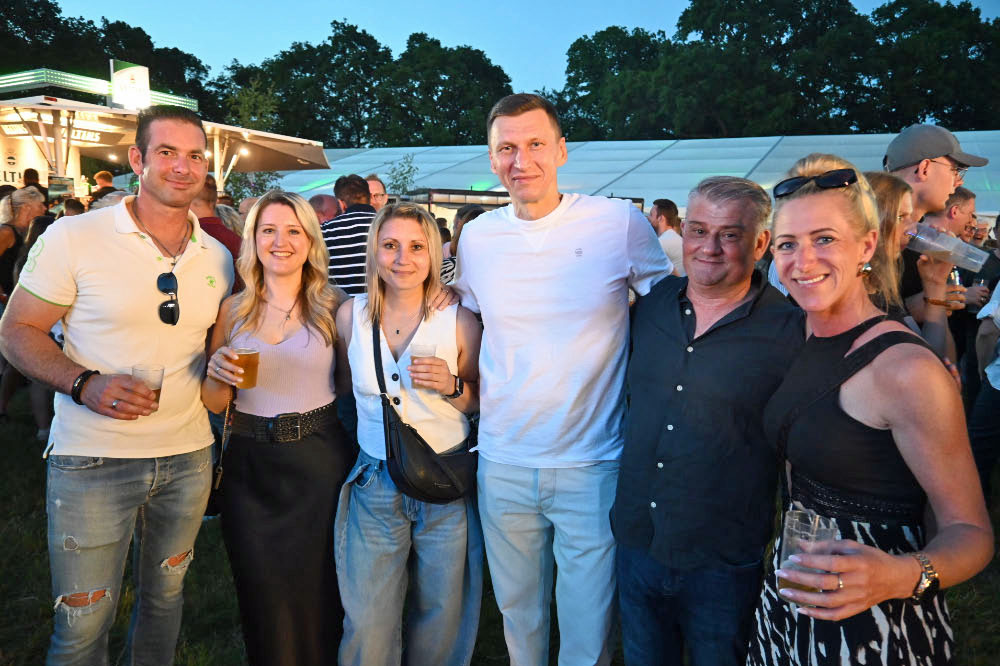 Fotostrecke vom Auftakt des Schützenfestes Holsterhausen-Dorf 2026 am Samstagabend.