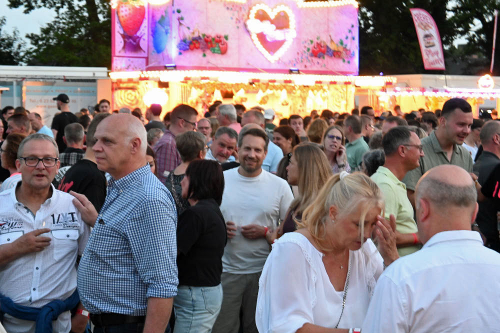 Fotostrecke vom Auftakt des Schützenfestes Holsterhausen-Dorf 2026 am Samstagabend.