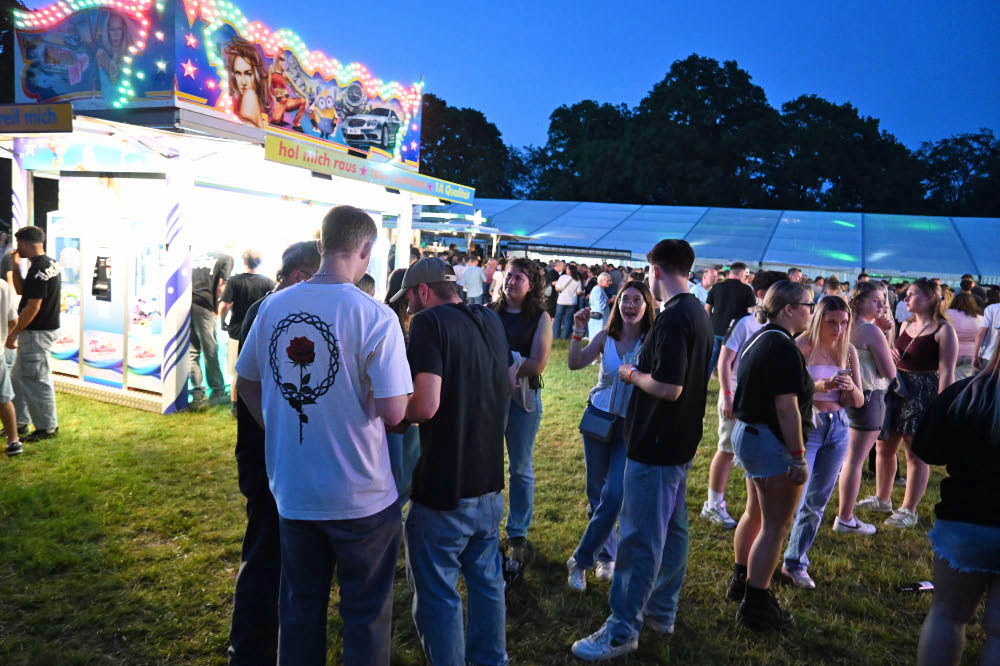 Fotostrecke vom Auftakt des Schützenfestes Holsterhausen-Dorf 2026 am Samstagabend.