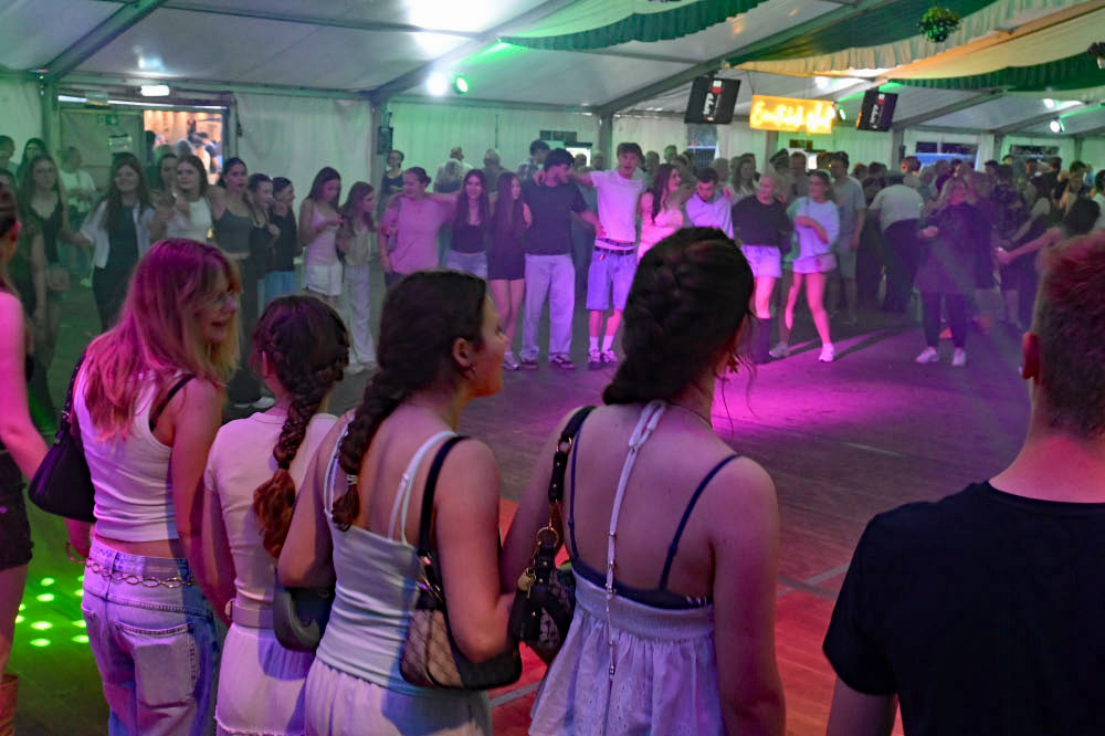 Fotostrecke vom Auftakt des Schützenfestes Holsterhausen-Dorf 2026 am Samstagabend.
