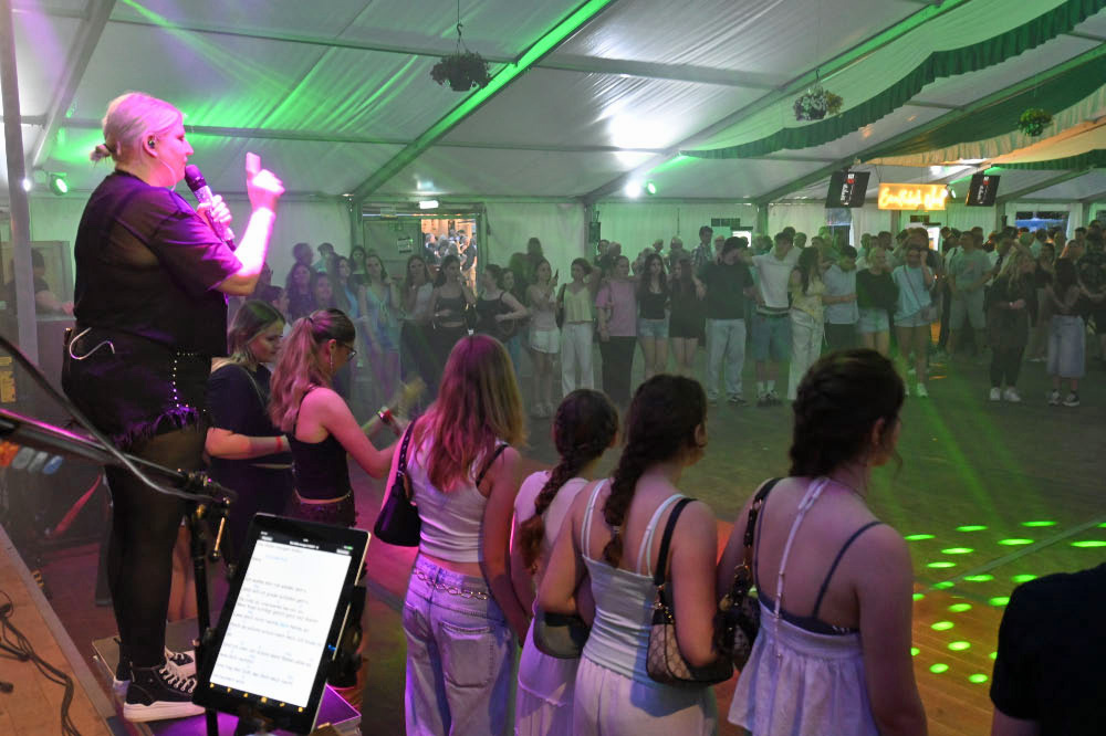 Fotostrecke vom Auftakt des Schützenfestes Holsterhausen-Dorf 2026 am Samstagabend.