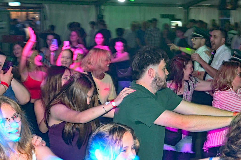 Fotostrecke vom Auftakt des Schützenfestes Holsterhausen-Dorf 2026 am Samstagabend.