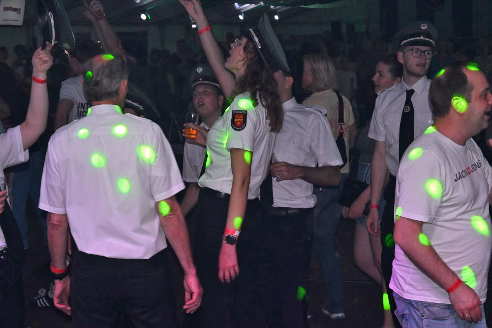 Fotostrecke vom Auftakt des Schützenfestes Holsterhausen-Dorf 2026 am Samstagabend.