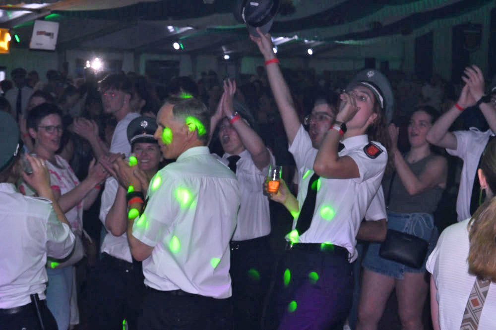 Fotostrecke vom Auftakt des Schützenfestes Holsterhausen-Dorf 2026 am Samstagabend.