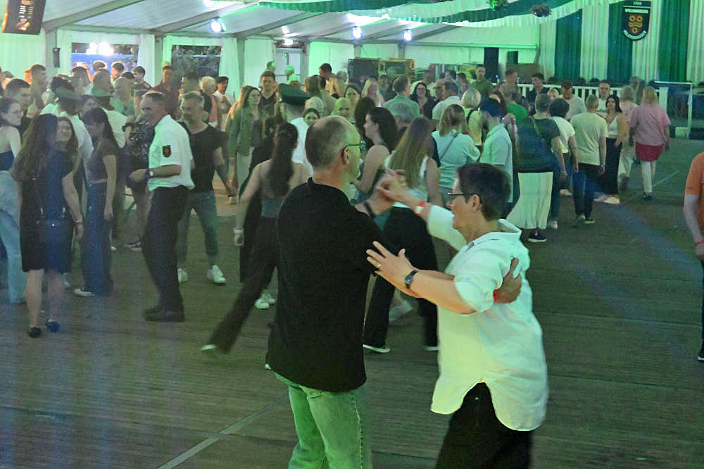 Fotostrecke vom Auftakt des Schützenfestes Holsterhausen-Dorf 2026 am Samstagabend.