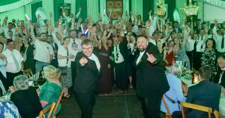 Schützenfest Holsterhausen-Dorf 2026: Mega-Foto beim Krönungsball