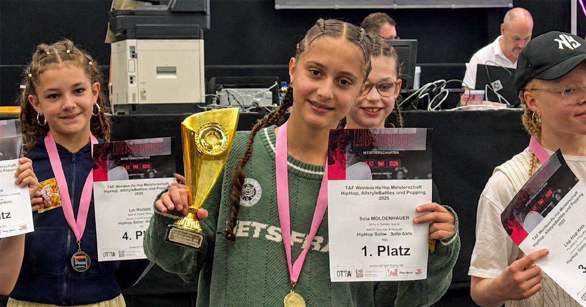 Sola Moldenhauer aus Dorsten mit Pokal und Urkunden bei der Westdeutschen Hip Hop Meisterschaft 2026 in Emsdetten.