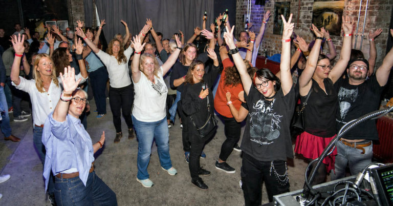 Party im Vinyl Café bei Tanz in den Mai 2026