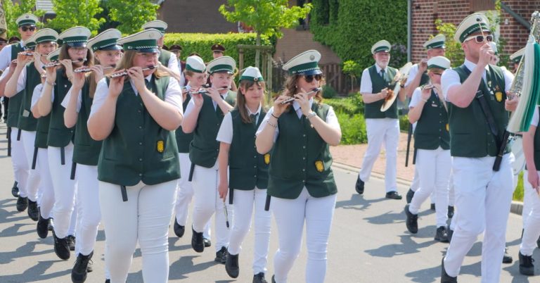Schützenfest Deuten 2026: Hunderte Schützen feiern das Kaiserpaar