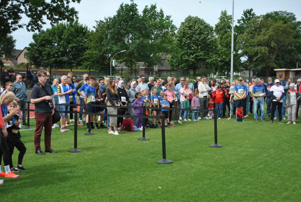 Gäste aus Sport, Politik und Vereinen bei der Eröffnung der neuen Kunststoffbahn am Jahnsportplatz in Dorsten.