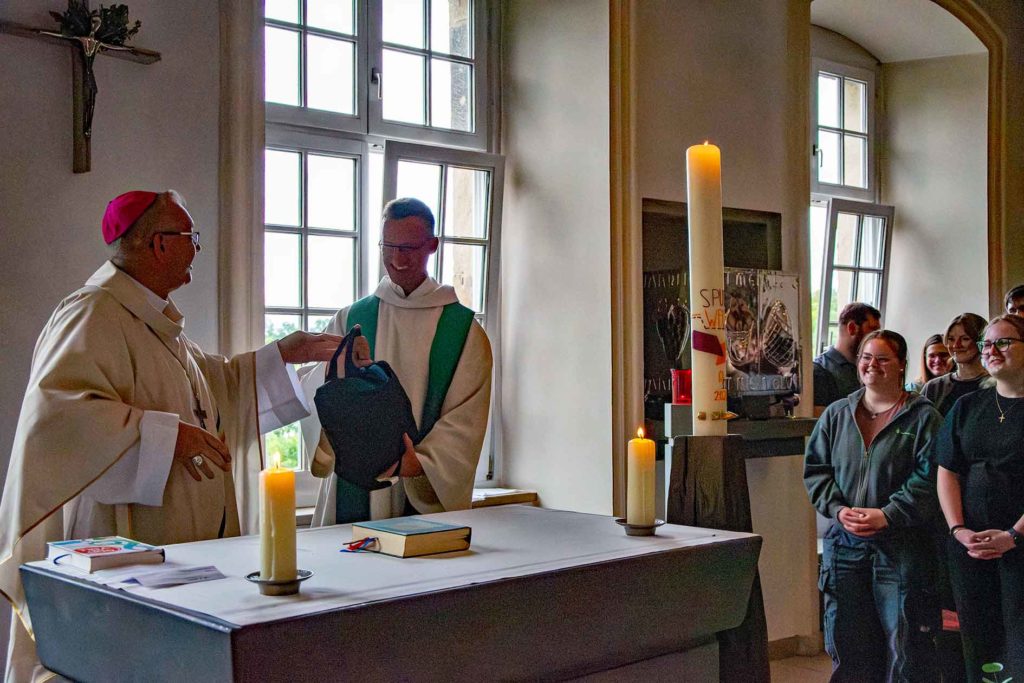 Jan Aleff aus Dorsten wird in der Michaelskapelle der Jugendburg Gemen als neuer Burgkaplan eingeführt.