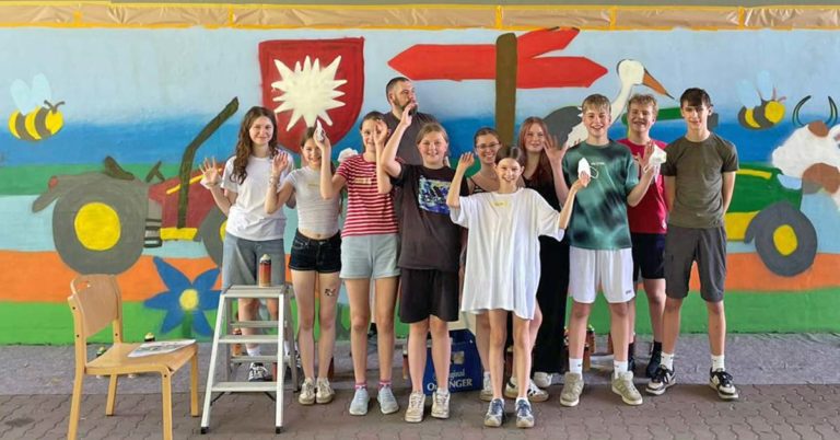 Graffiti-Aktion macht graue Brückenwand in Lembeck zum Hingucker