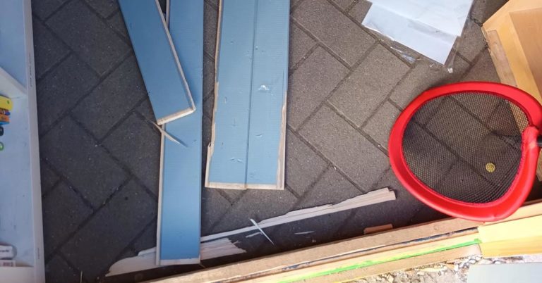 Wieder Vandalismus an der Agathaschule: Spielhütte auf Schulhof beschädigt