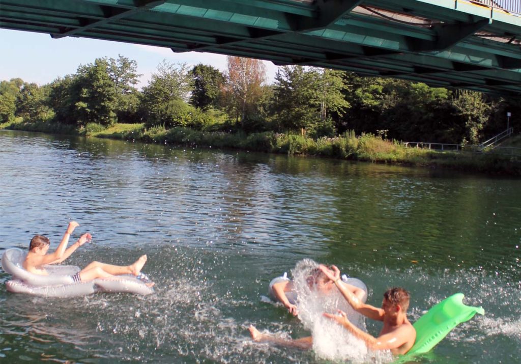 An heißen Sommertagen suchen viele Menschen Abkühlung im Wasser