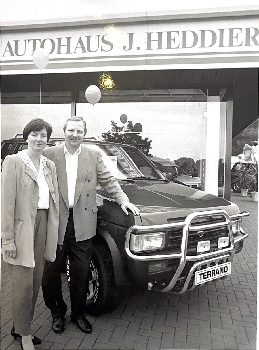 Firmengründer Josef Heddier und Katharina Heddier 1993 vor dem Autohaus in Haltern
