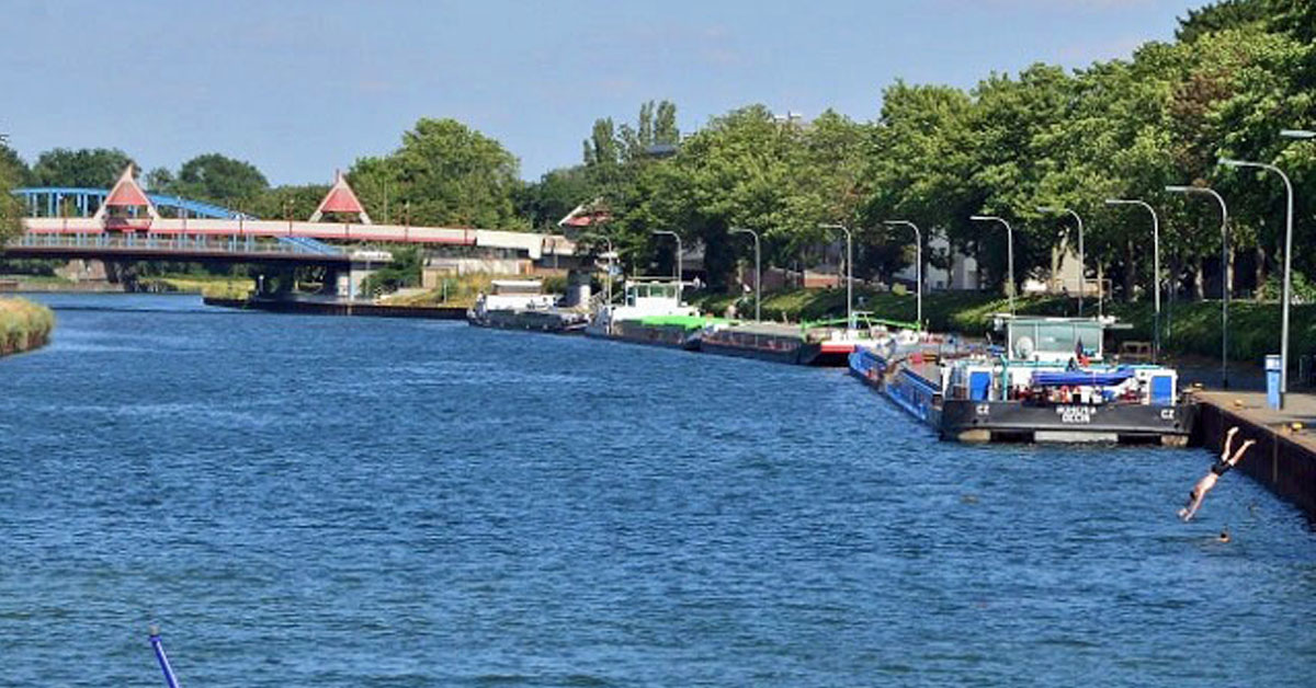 Menschen suchen im Wesel-Datteln-Kanals in Dorsten an einem warmen Sommertag abkühlung