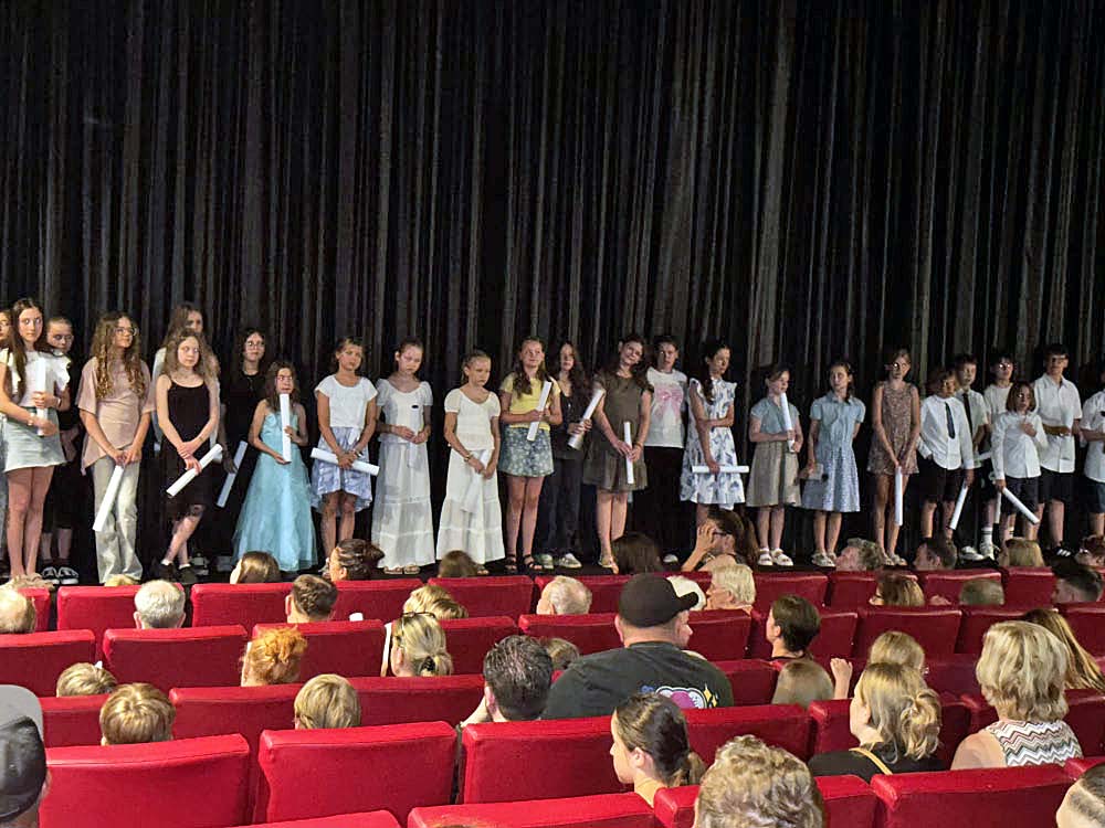 Junge Darstellerinnen und Darsteller von The Looser Club stehen bei der Premiere auf der Bühne im Central Kinocenter Dorsten