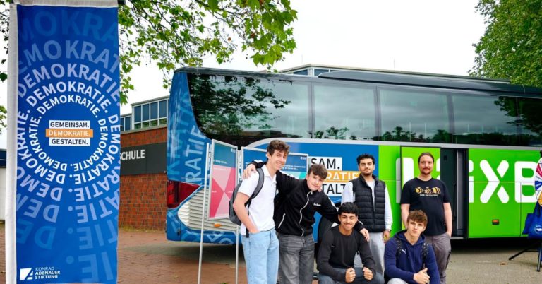 Demokratiebus macht Station an der Gesamtschule Wulfen