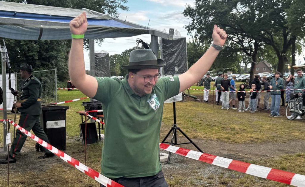 Jonas Spickermann wird beim Stadtkönigsschießen in der Feldmark neuer Stadtkaiser von Dorsten 2026.