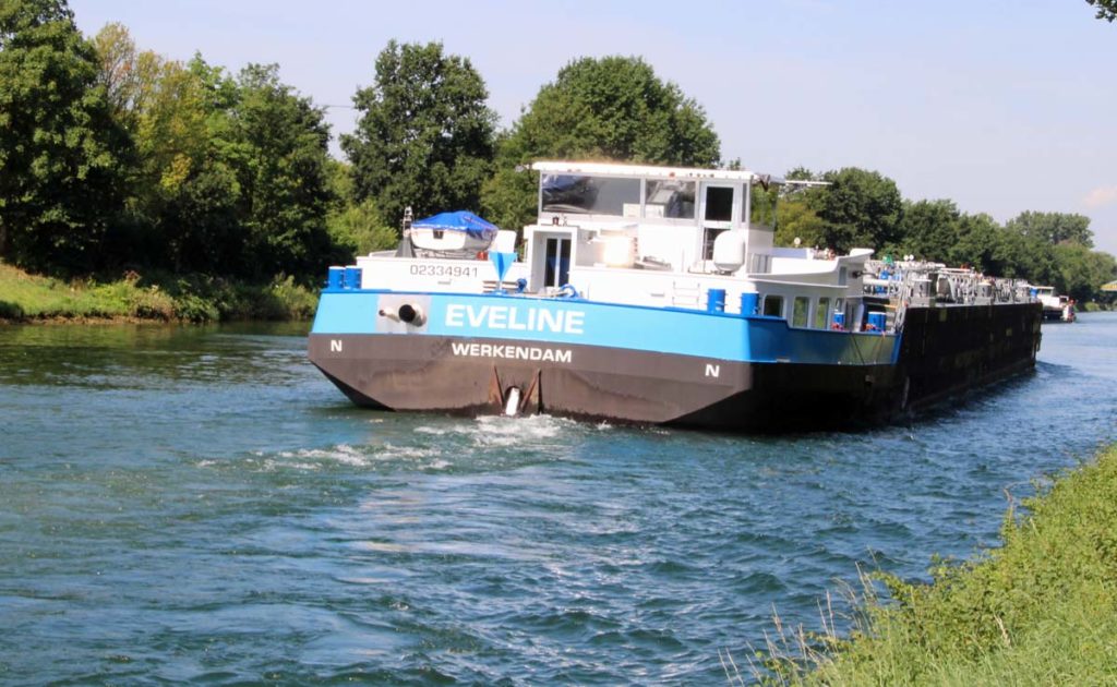 Schiffsverkehr im Kanal - Lebensgefahr beim Baden