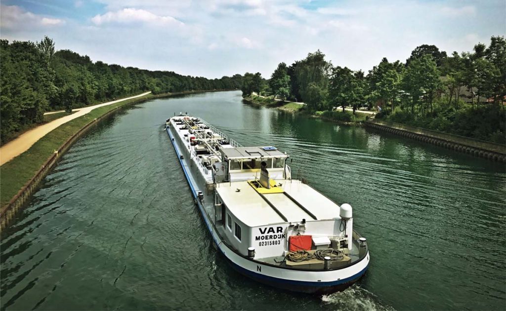 Frachtschiff auf dem Wesel-Datteln-Kanal erzeugt Strömungen und Sog, die für Schwimmer gefährlich werden können.