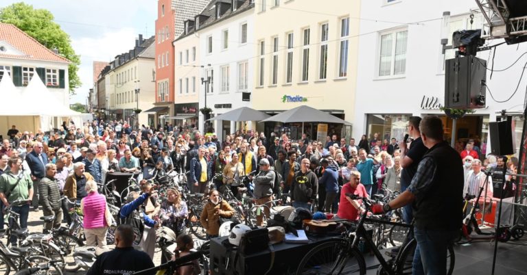 Fundsachenversteigerung auf dem Altstadtfest Dorsten mit Fahrrädern und Publikum vor der Bühne