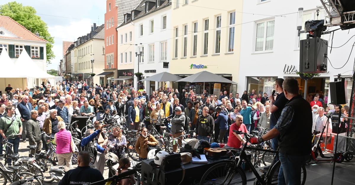 Fundsachenversteigerung auf dem Altstadtfest Dorsten mit Fahrrädern und Publikum vor der Bühne